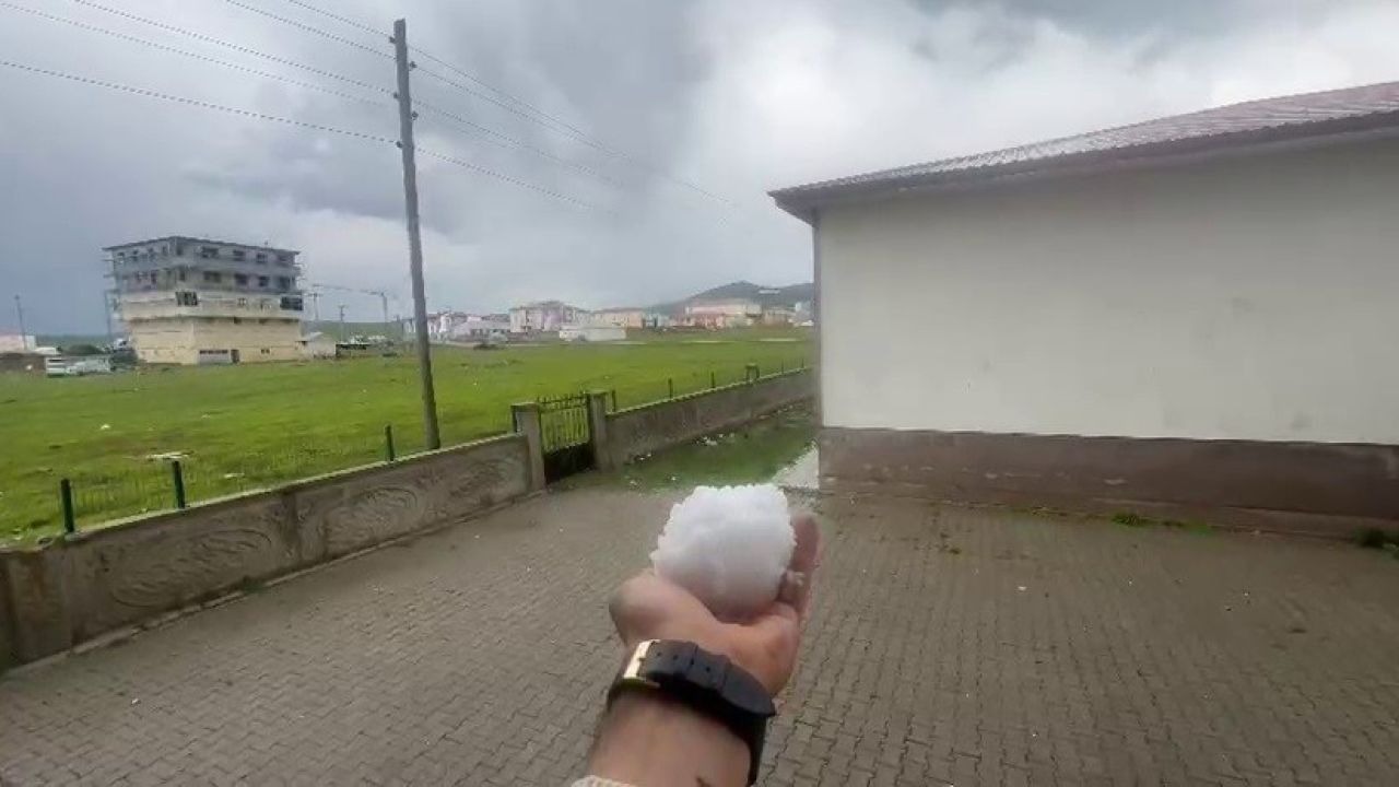 Erzurum'un Karayazı ilçesinde ceviz büyüklüğünde dolu yağışı