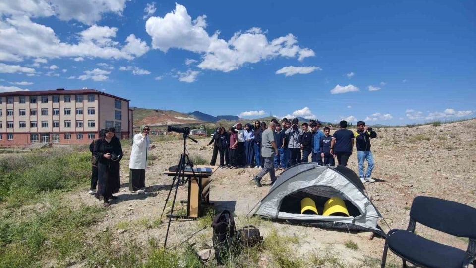 Erzurum'un Oltu ilçesinde öğrencilere kuş gözlemciliği ve doğa koruma bilinçlendirmesi yapıldı