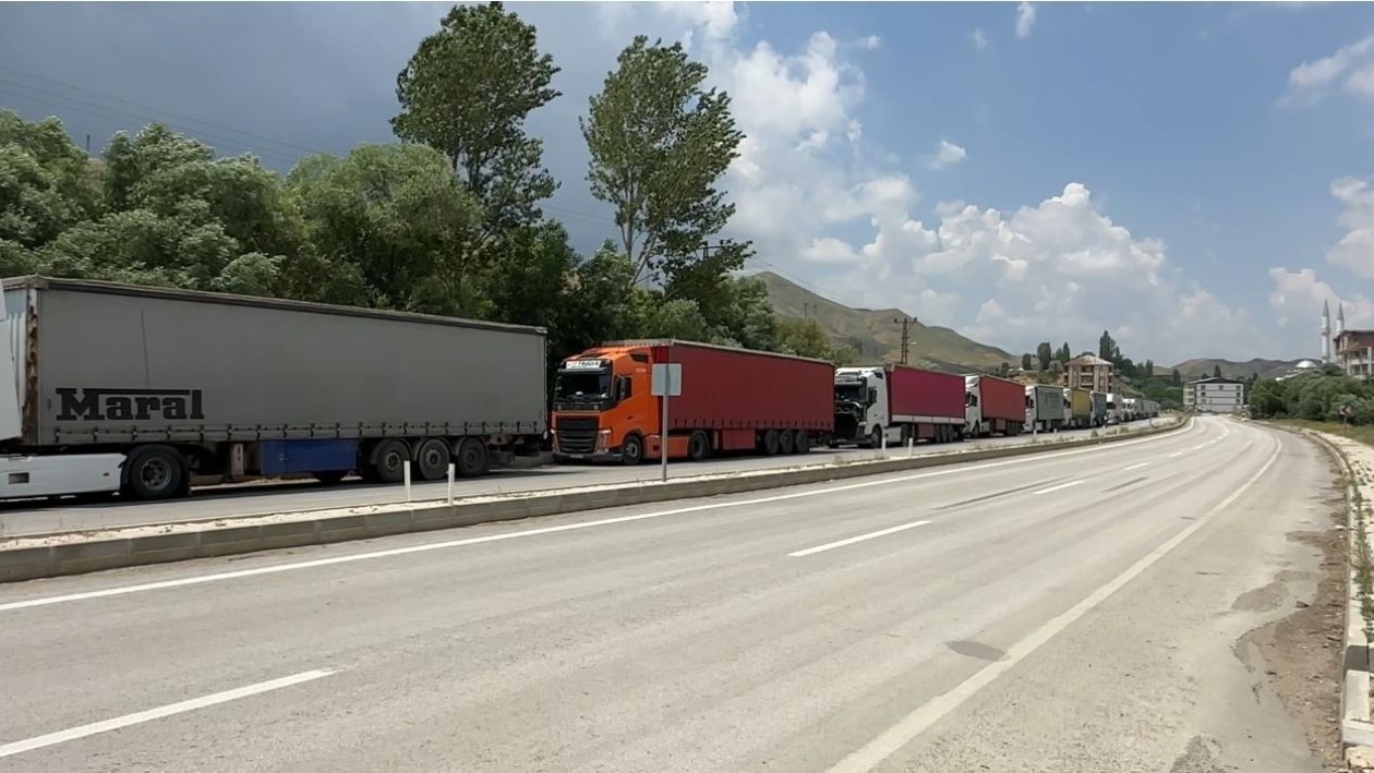 Esendere Gümrük Kapısı’nda 5 kilometrelik tır kuyruğu oluştu