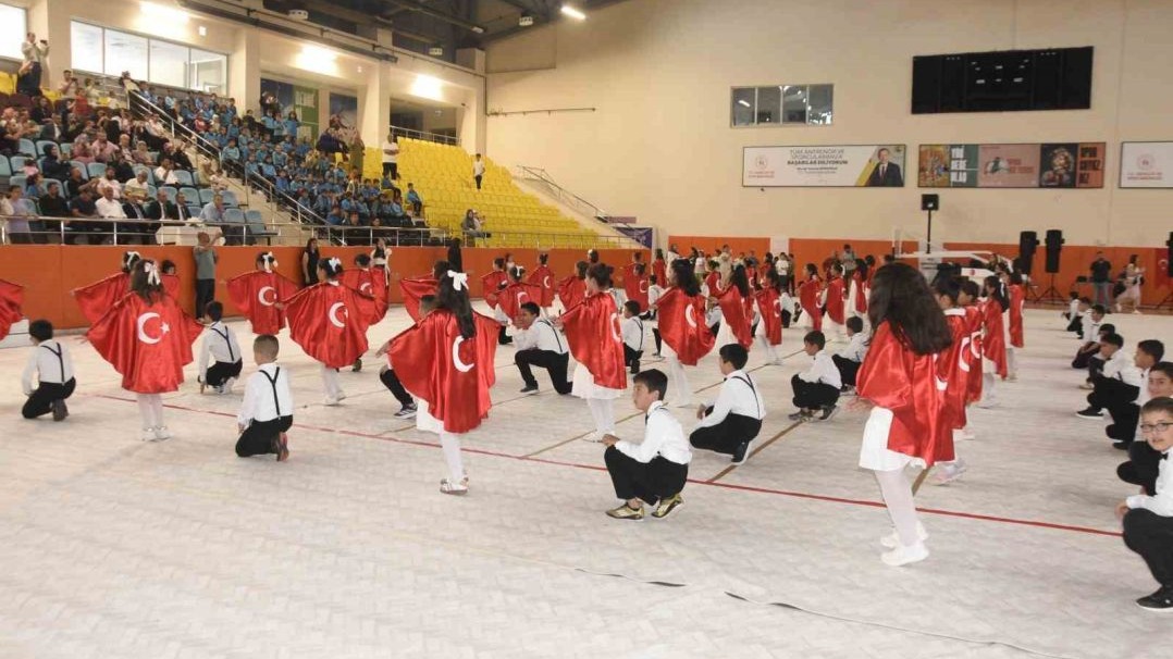 Geleneksel çocuk oyunları şenliği renkli görüntülere sahne oldu