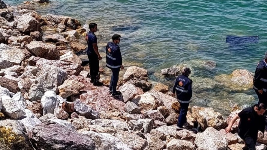 Gevaş'ta Van Gölü’ne uçan aracın sürücüsü yaralı kurtarıldı