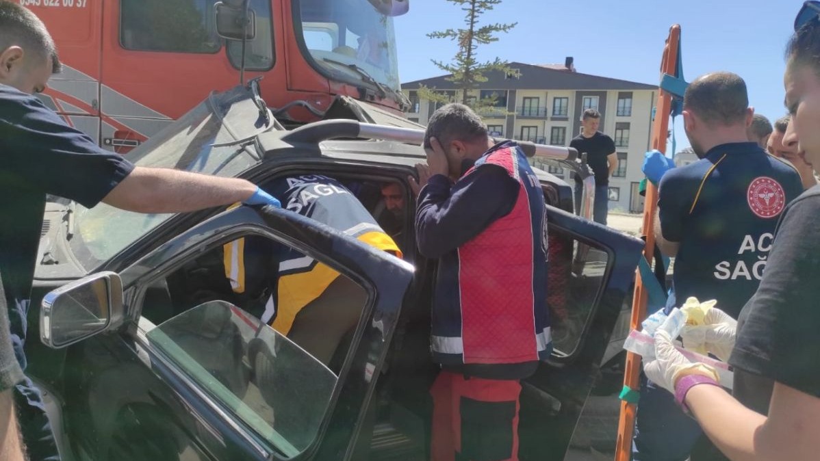 Hafif ticari araç ile vinç çarpıştı: 1 yaralı