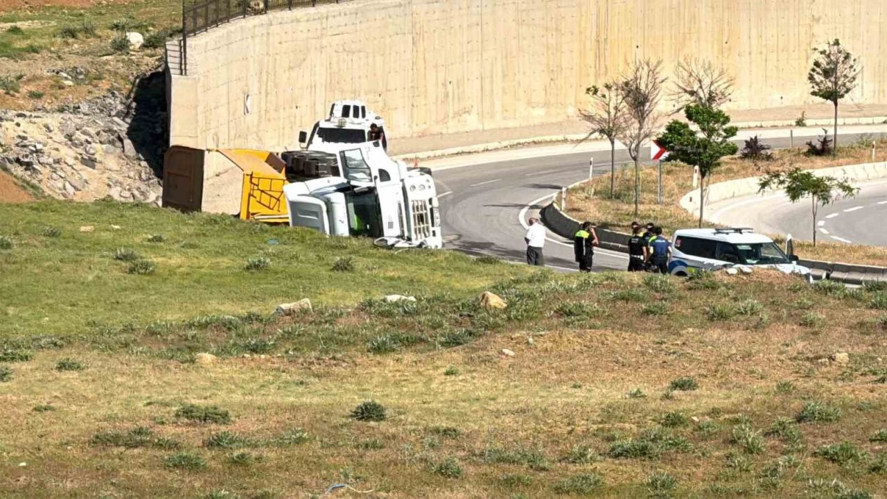 Hakkari Yüksekova’da hafriyat yüklü kamyon devrildi