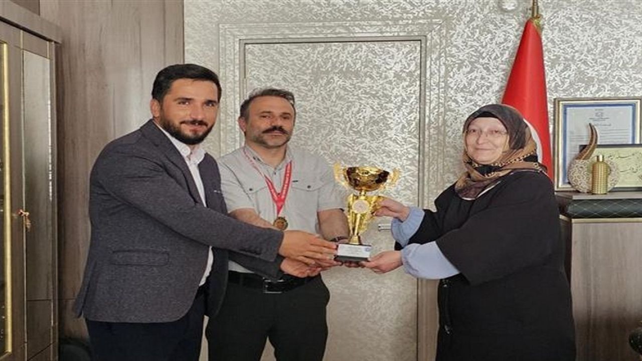 Hakkari'de kurumlar arası masa tenisi turnuvası