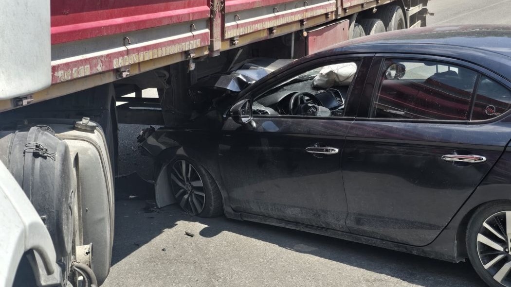 Hakkâri’de otomobil tıra çarptı: 1 yaralı
