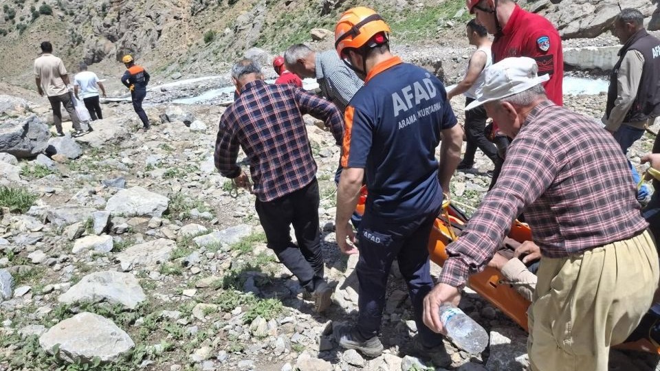 Hakkari'de pancar toplamak için Helil Vadisi’nde ayağı kırılan vatandaş askeri helikopterle kurtarıldı