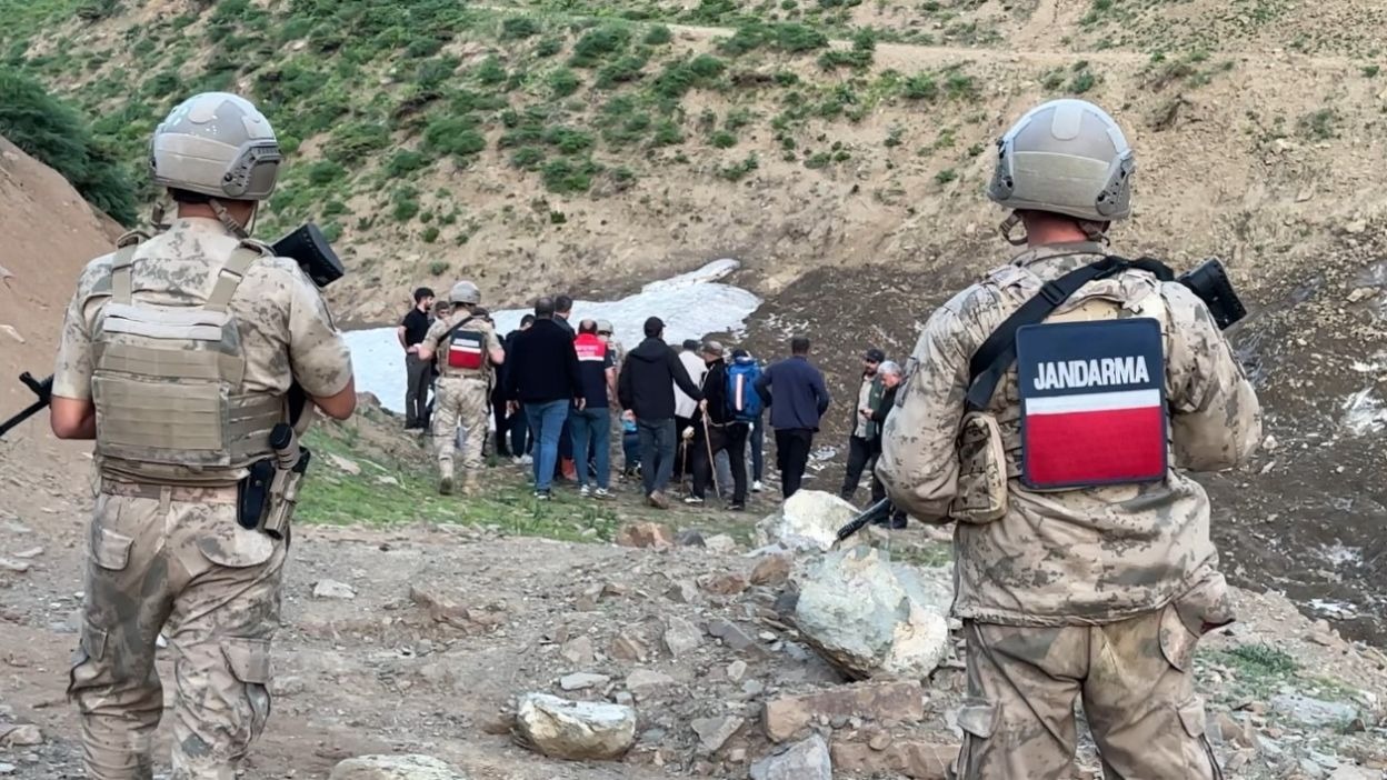 Hakkari'nin Yüksekova ilçesi kırsalında zorlu kurtarma operasyonu: 6 saatlik mücadelenin ardından hastaneye ulaştırıldı