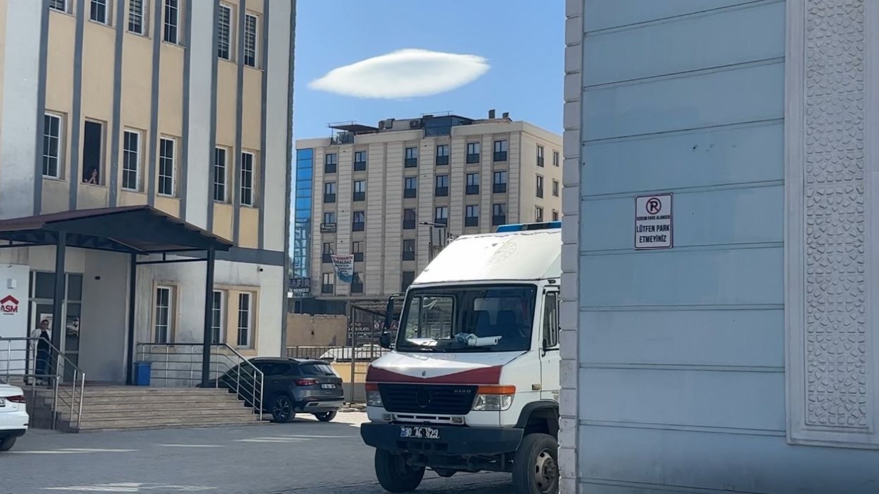 Hakkari'nin Yüksekova ilçesi semalarında nadir görülen doğa olayı: "UFO" benzetmesi yapılan bulutlar hayran bıraktı