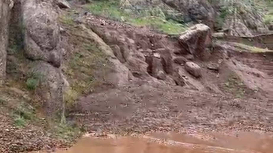 Hakkari'nin Yüksekova ilçesinde heyelan: Mezra yolu ulaşıma kapandı