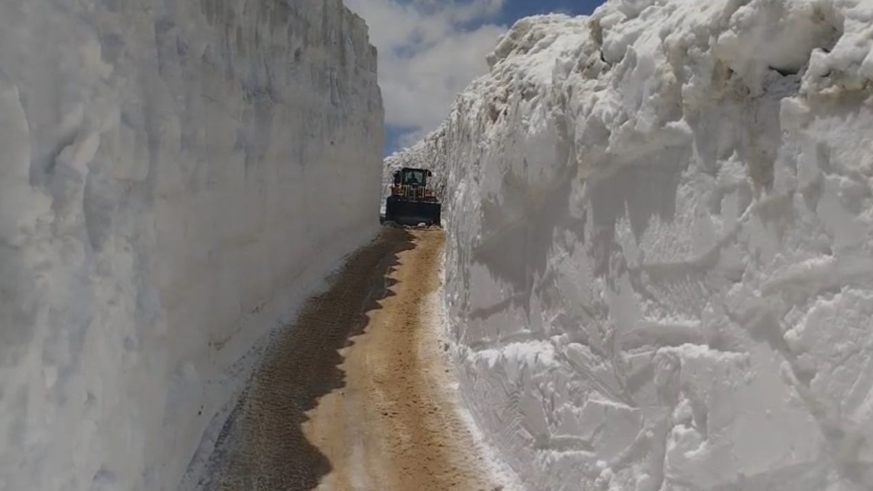 Hakkari'nin Yüksekova ilçesinde yaz mevsiminde 6 metrelik kar tünellerinde çalışma