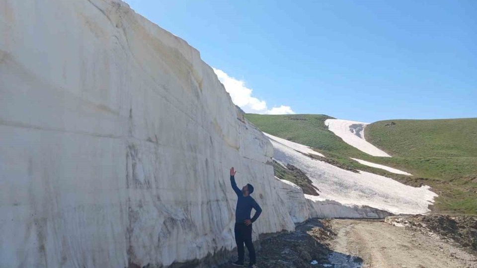 Haziran ayında Berçelan Yaylası'nda 5 metreyi bulan kar yığını