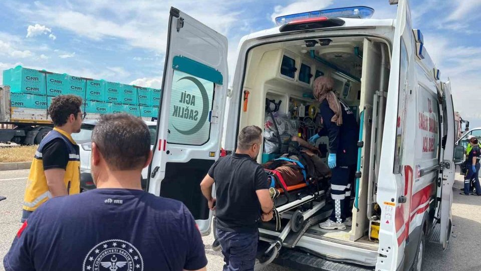 İki hafif ticari araç çarpıştı: 3 yaralı
