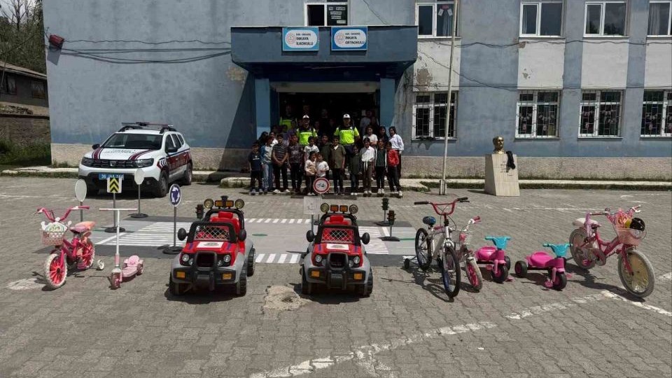 Jandarma 207 öğrenciye trafik eğitimi verildi