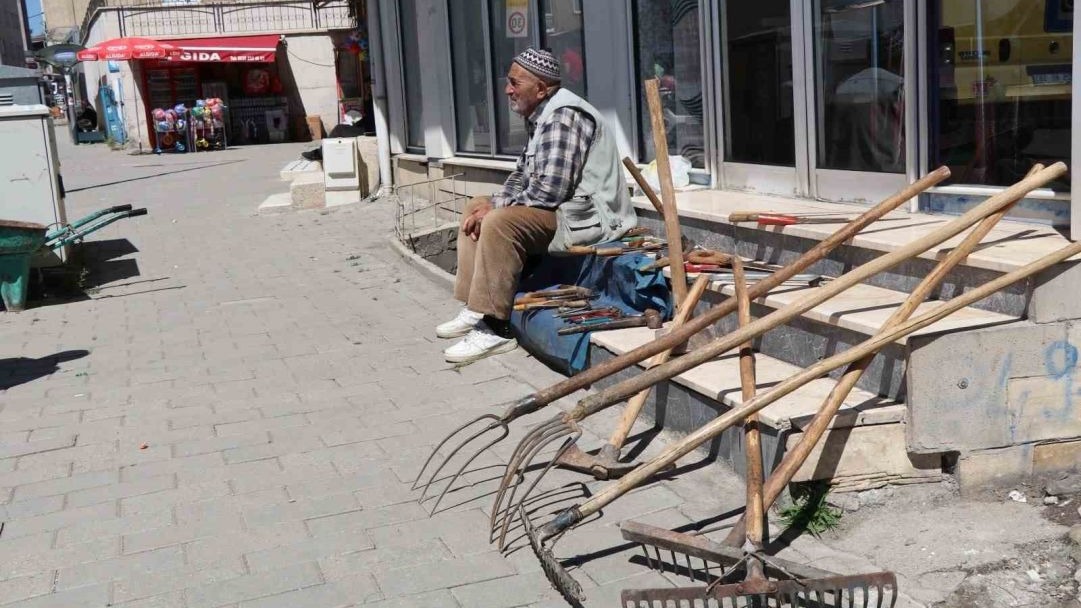 Kaldırımda satışa çıkardığı tarım aletlerini hayırsever iş insanı satın aldı