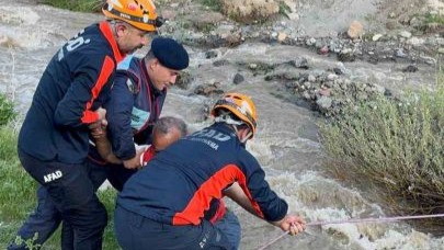 Kar sularının ani erimesi ile dağda mahsur kalan çiftçi kurtarıldı