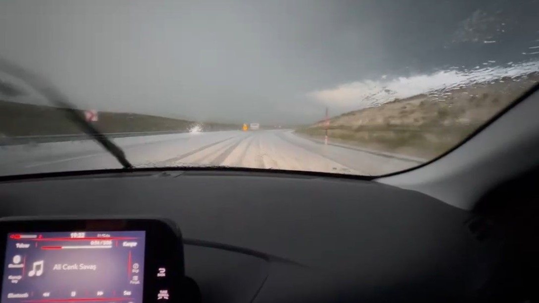Kars’ta dolu yağışı yolları beyaza bürüdü