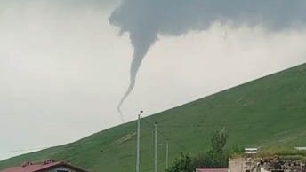 Kars’ta evleri su bastı, hortum anı kamerada