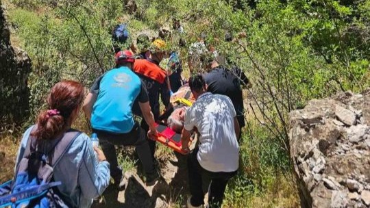 Kayalıklardan düşerek ayağı kırılan vatandaşı AFAD ve UMKE kurtardı