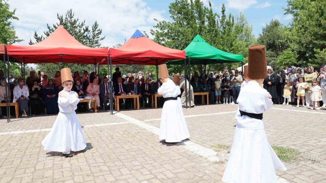 Kur’an kursu öğrencilerinden yıl sonu şenliği