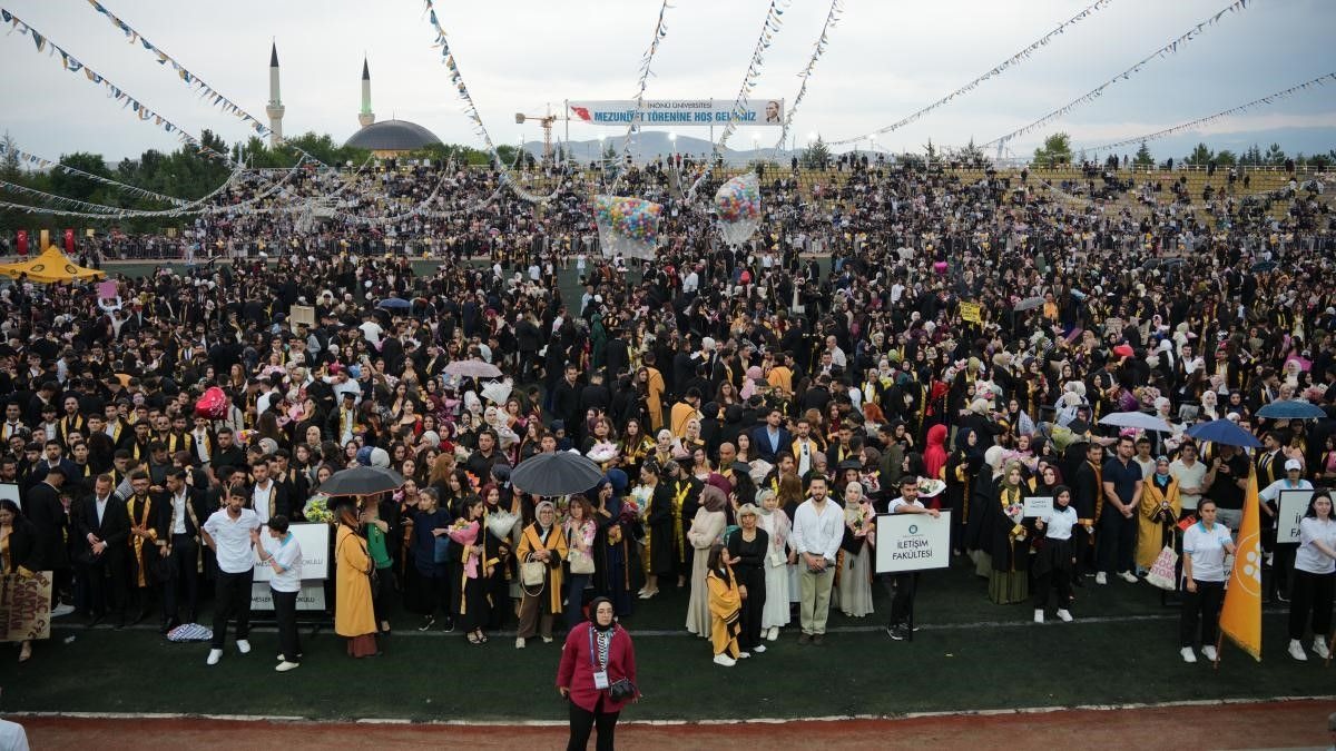 Malatya İnönü Üniversitesi’nde mezuniyet coşkusu