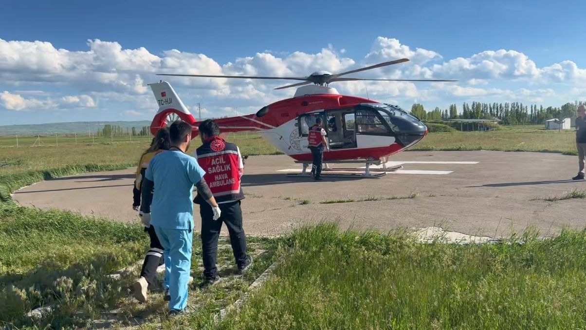 Malazgirt'te uçak ambulans Ecrin için havalandı