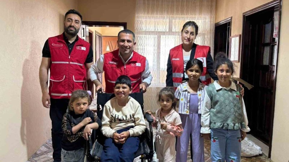 Muradiye Kızılay’dan özel bireylere tekerlekli sandalye desteği