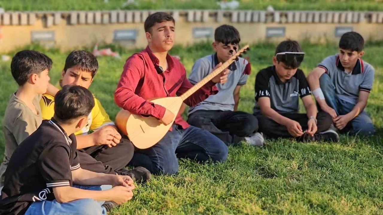 Muşlu Ömer Gezen bağlamasıyla Aşık Veysel'i andırıyor
