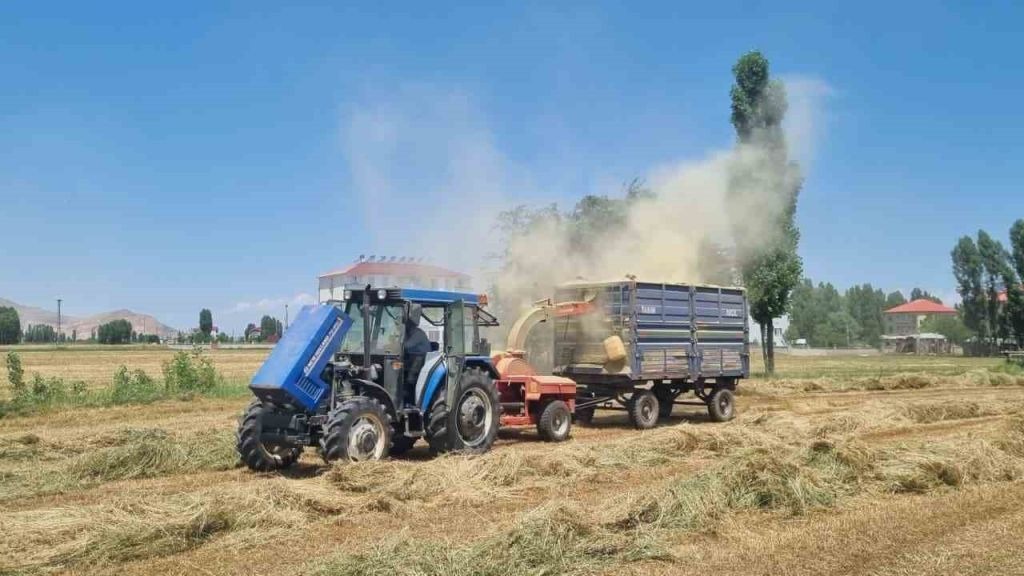 Muş'ta çiftçilerin saman mesaisi sürüyor