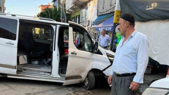 Muş'ta maddi hasarlı zincirleme trafik kazası, 3 araç birbirine girdi,