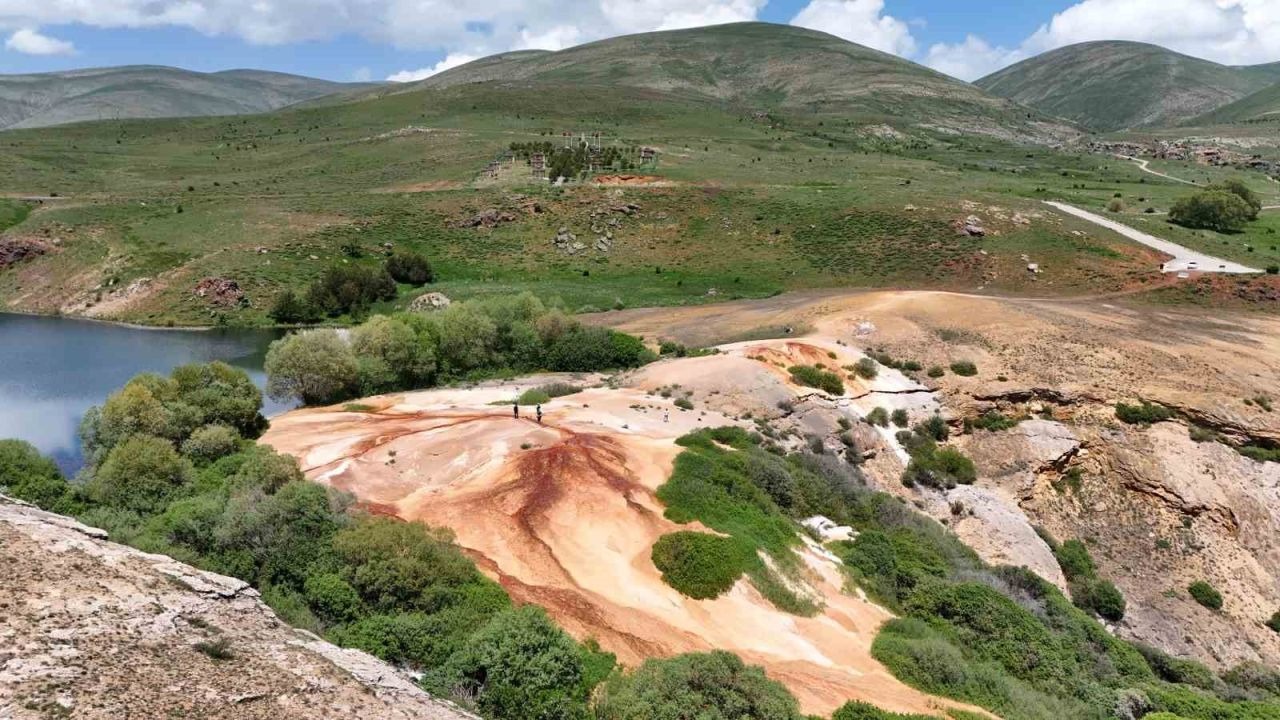 Otlukbeli Gölü kırmızı tonlarıyla kartpostallık manzara sunuyor