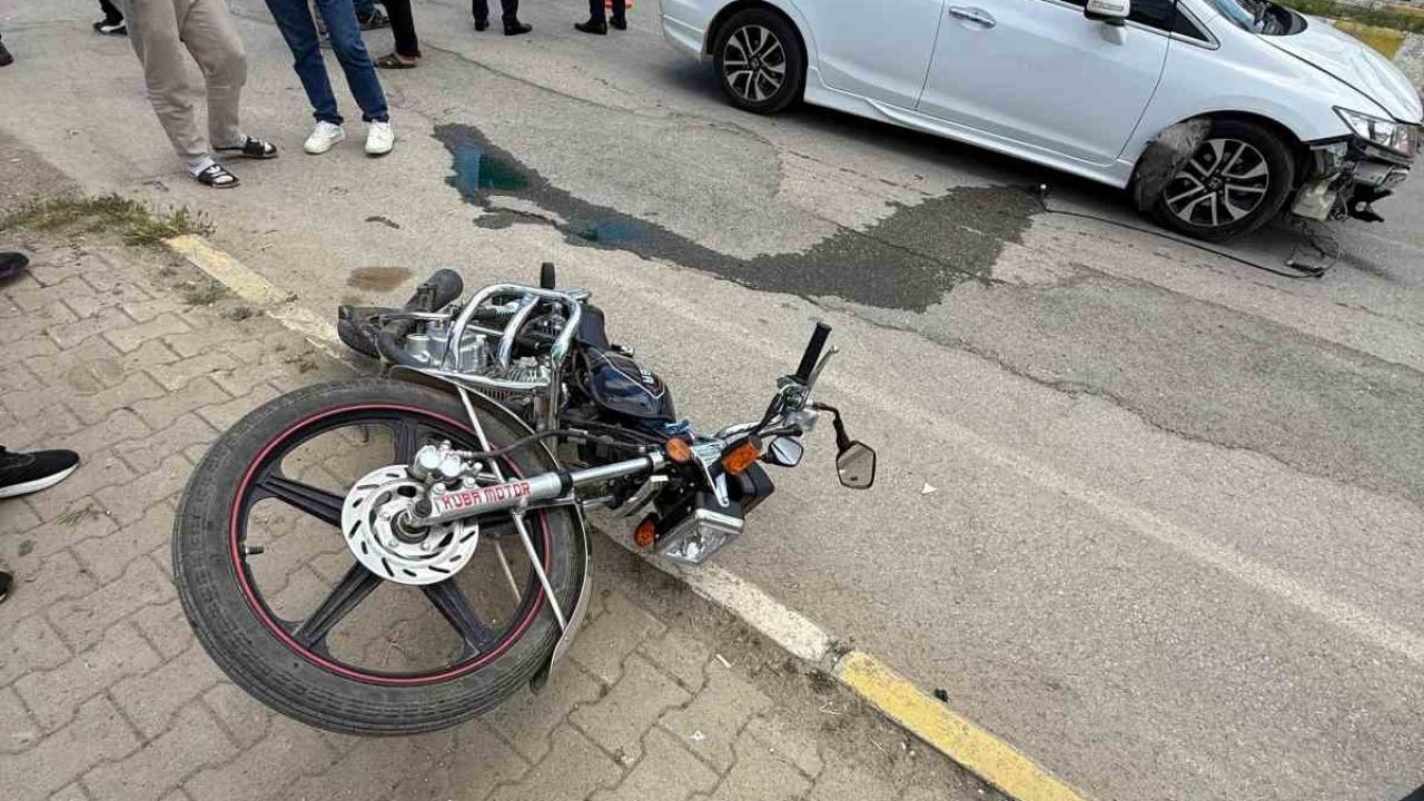 Otomobil ile motosiklet çarpıştı: 2 yaralı
