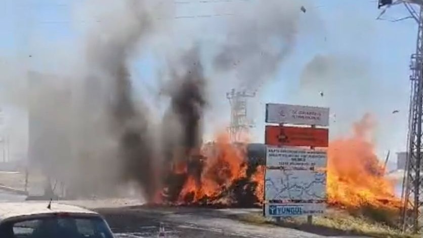 Seyir halindeki saman yüklü tır alev alev yandı