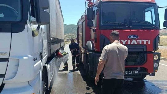 Seyir halindeki tırın lastikleri biranda alev aldı