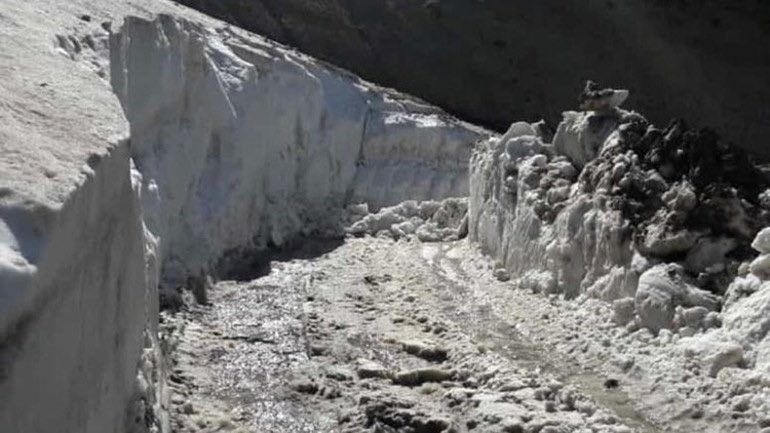 Sınırdaki yayla yollarında karla mücadele çalışmaları devam ediyor