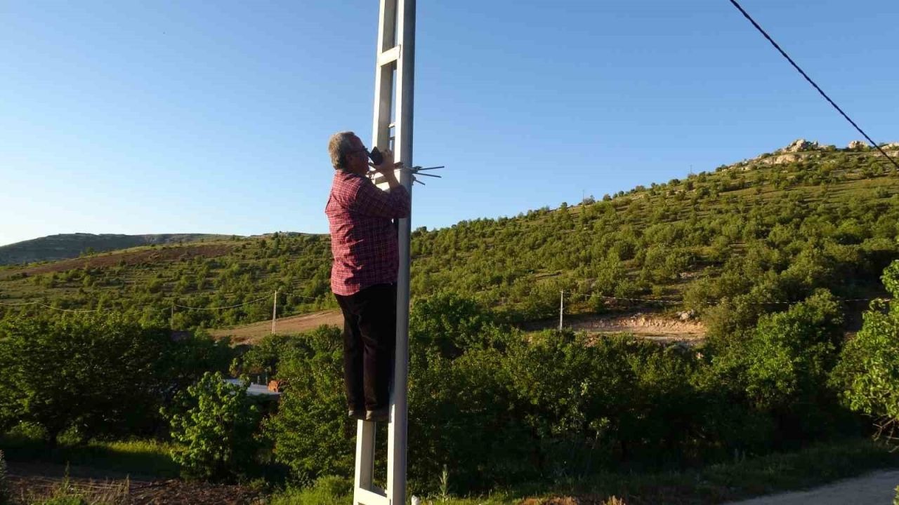 Telefon çekmeyen mezrada vatandaşlar elektrik direğine çıkıyor