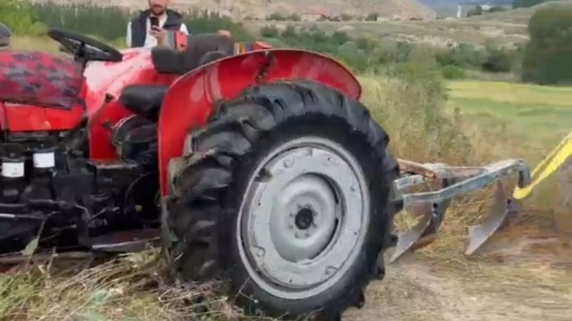 Traktör kanala uçtu, sürücü son anda kurtuldu