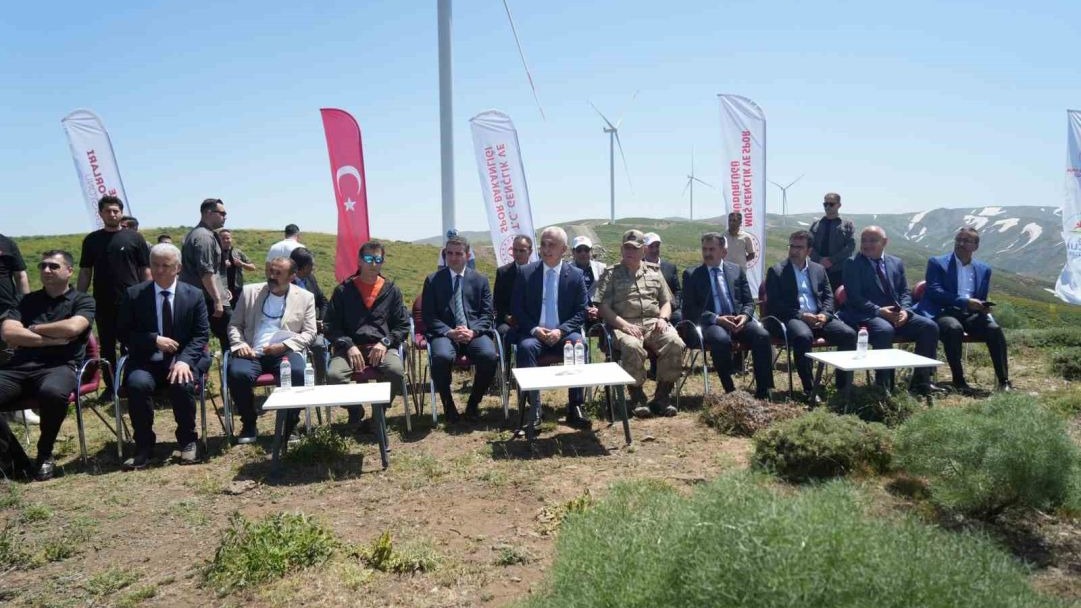 Türkiye Yamaç Paraşütü Mesafe Yarışması Muş'ta start aldı