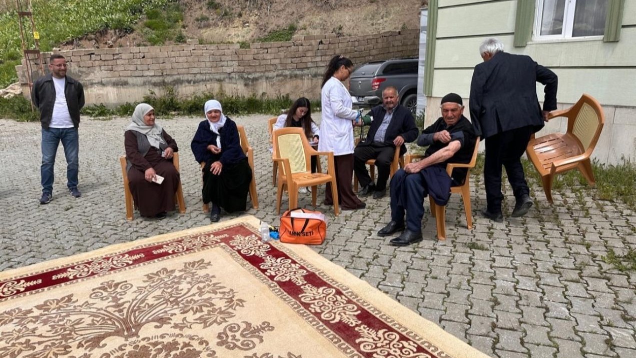 Uzmanından köy sakinlerine hipertansiyon ve tuz kullanımı eğitimi