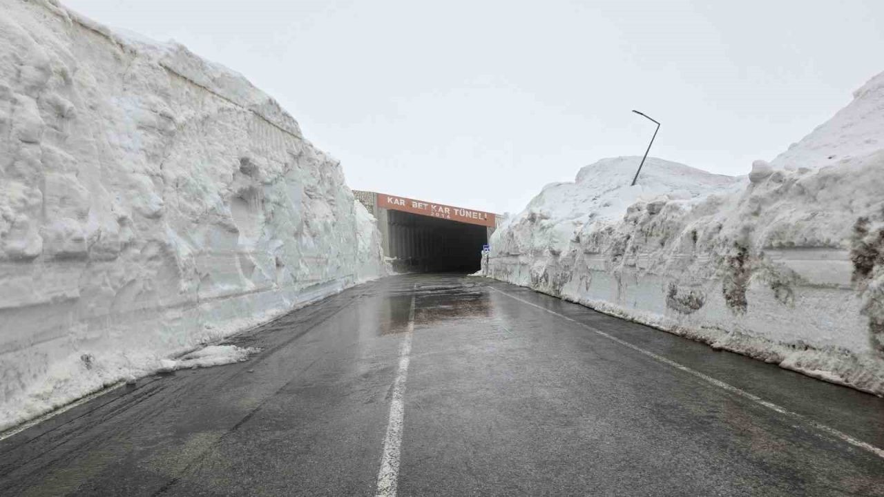 Van-Bahçesaray karayolu kontrollü olarak ulaşıma açıldı
