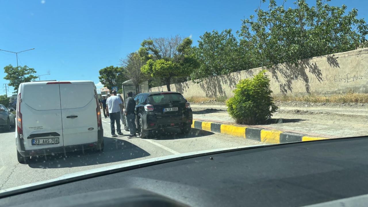 Van-Erciş Karayolunda Maddi Hasarlı Trafik Kazası