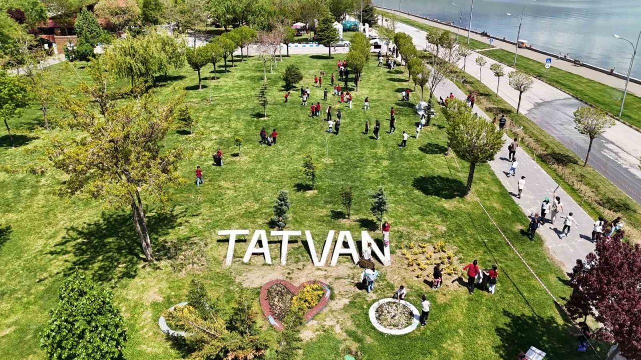 Van Gölü sahilinde çevre temizliği