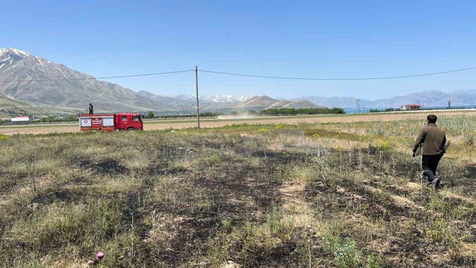 Van’da anız yangını büyümeden kontrol altına alındı