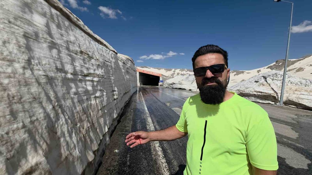 Van’da bir yanda çiçekler, diğer yanda metrelerce kar