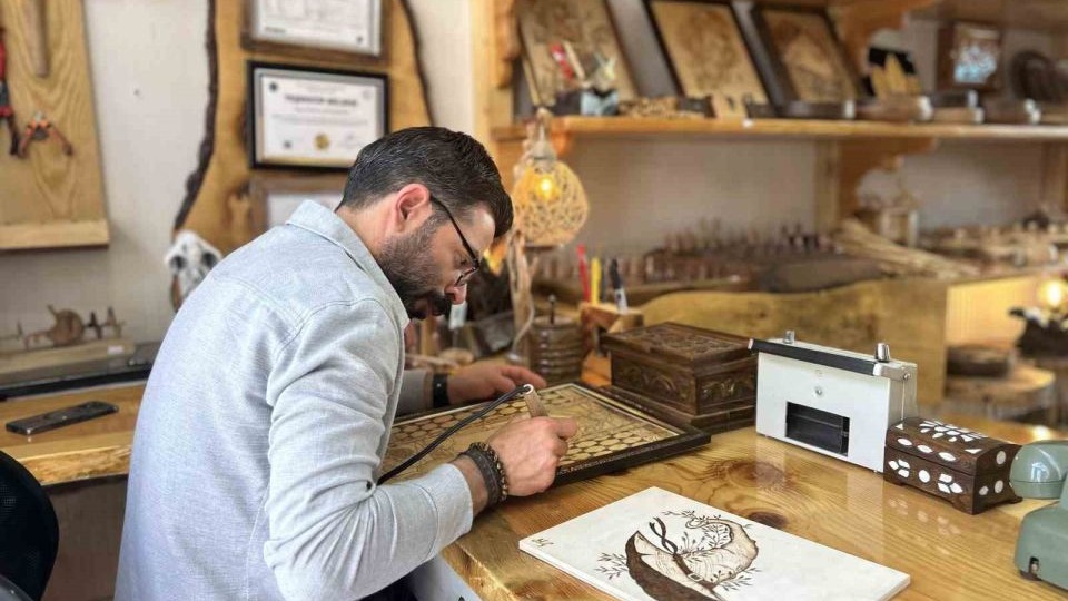 Van’da ömrünü tamamlamış ceviz ağaçları dekoratif ürünlere dönüşüyor