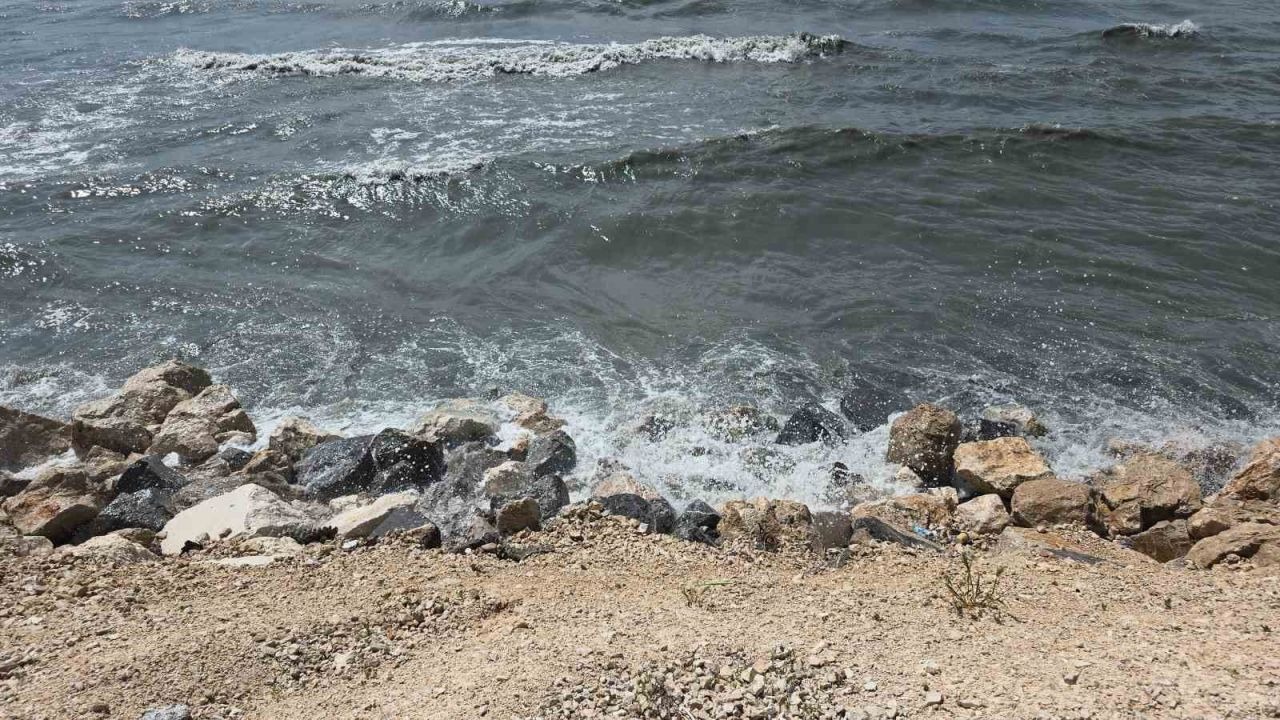 Van'da şiddetli rüzgarın etkisi ile dalgalar Van Gölü sahilini dövdü