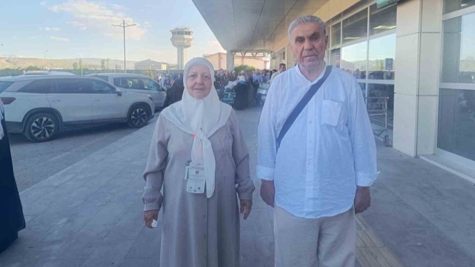 Van’dan kutsal topraklara uzanan yolculuk sona erdi: İlk hac kafilesi dualarla karşılandı