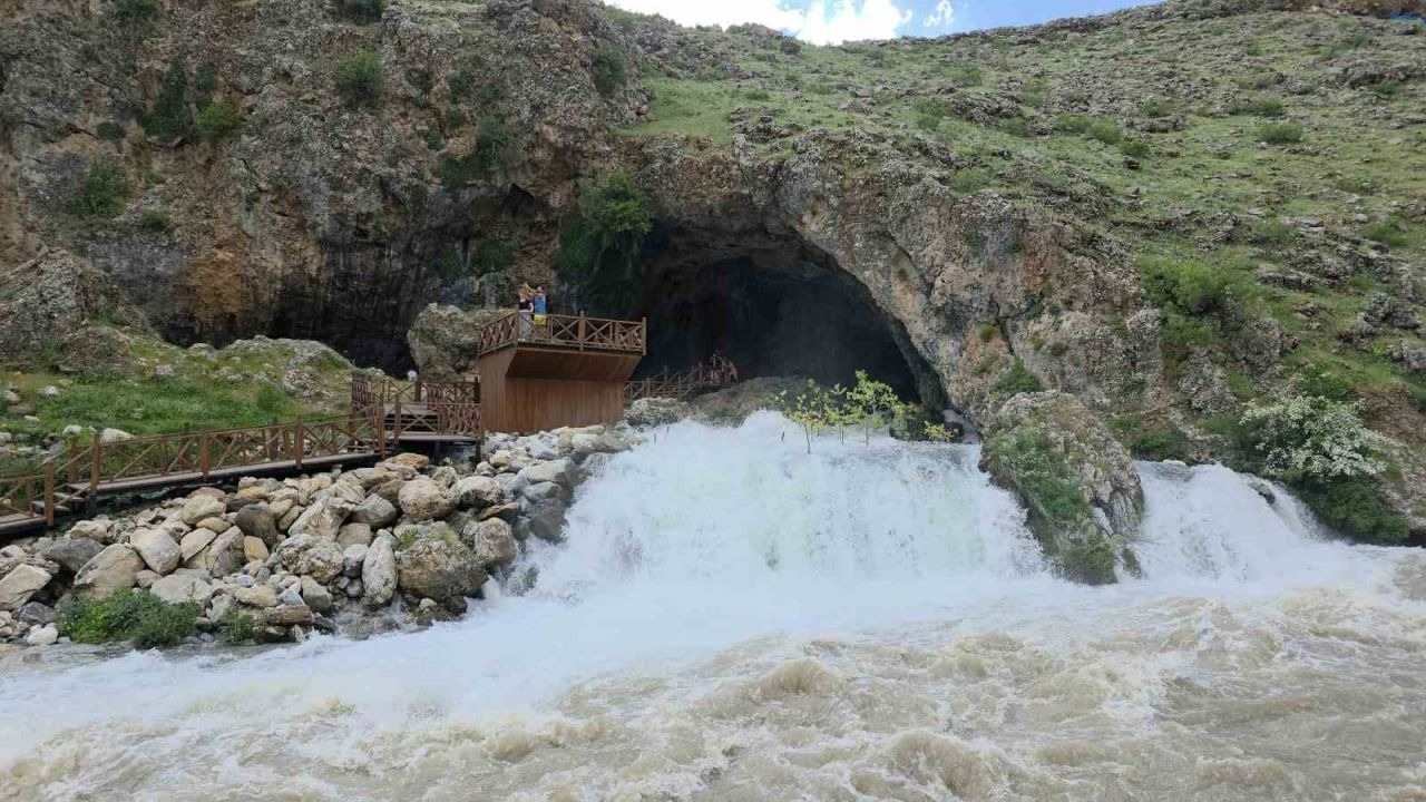 Van'ın Bahçesaray ilçesinde mağaradan çıkan doğal su kaynağı ilgi odağı oldu