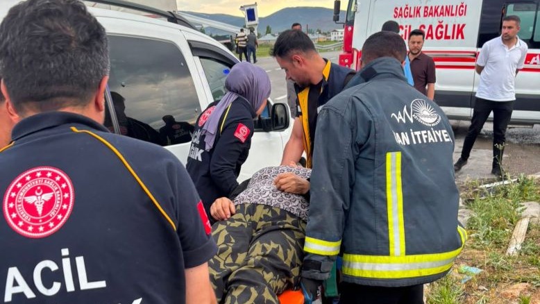 Van'ın Çaldıran ilçesinde trafik kazası: 3 yaralı