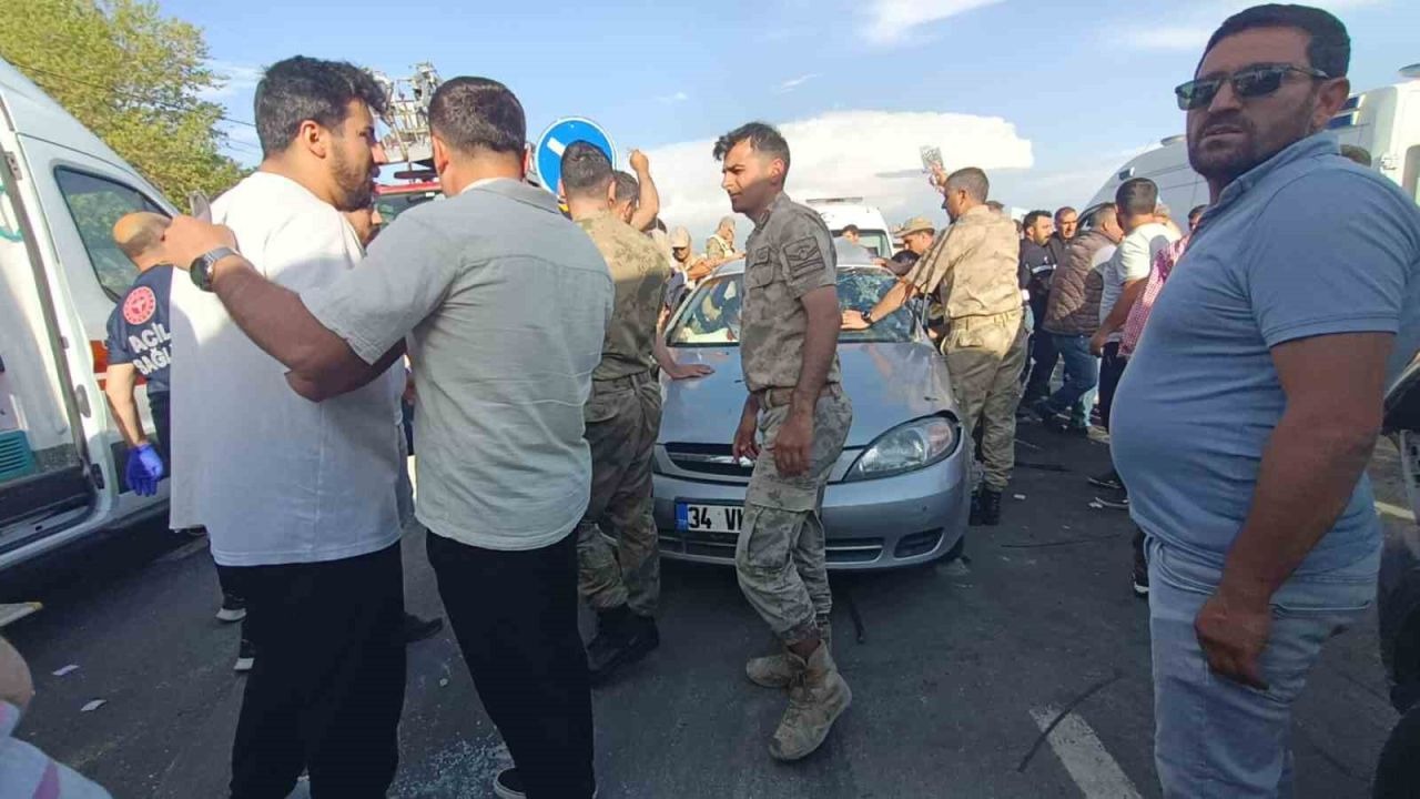 Van'ın Muradiye ilçesinde otomobil ile minibüs çarpıştı: 5 yaralı