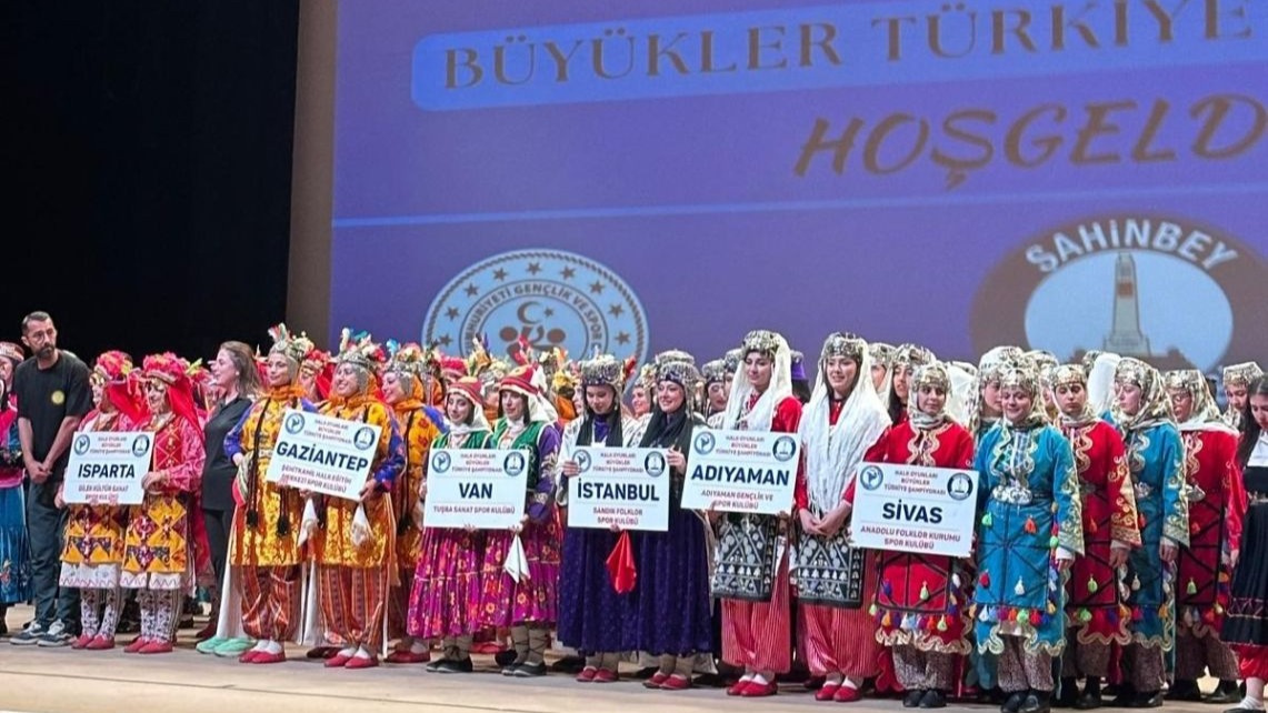 Vanlı kızlar halk oyunlarında tarih yazdı